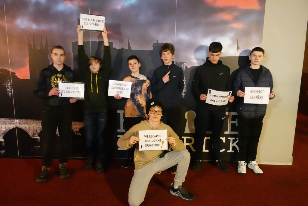 Klasa 8 próbuje wydostać się z Escape room!
